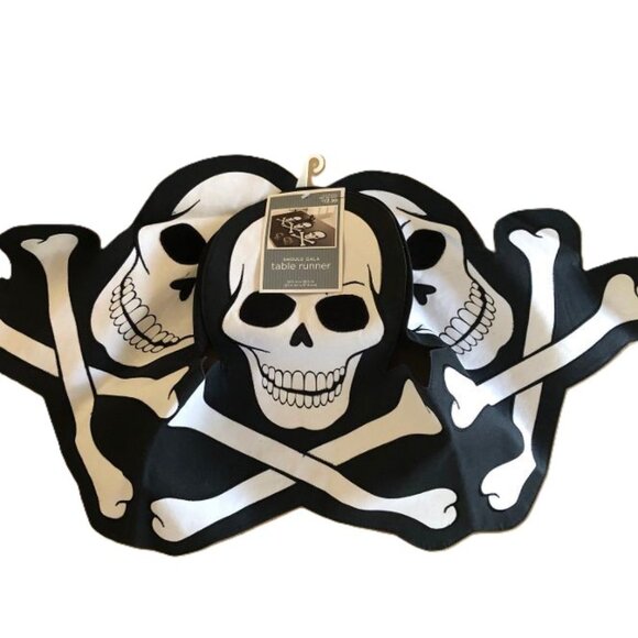 Ghouls' Gala Skull & Crossbones Table Runner and 4 Pack Napkins NWT - Picture 2 of 6